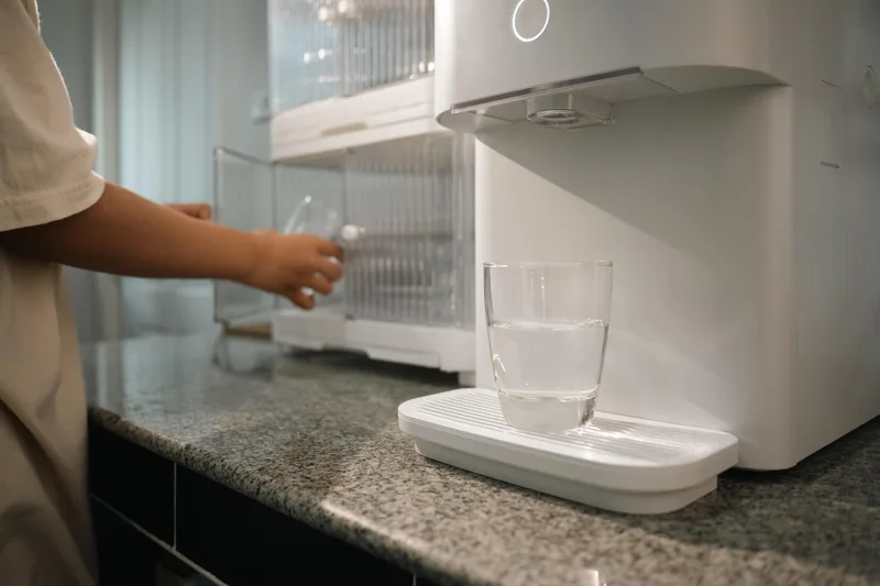 ברי מים או מתקן מים תת כיורי - איך לבחור מערכת שתייה חכמה לבית